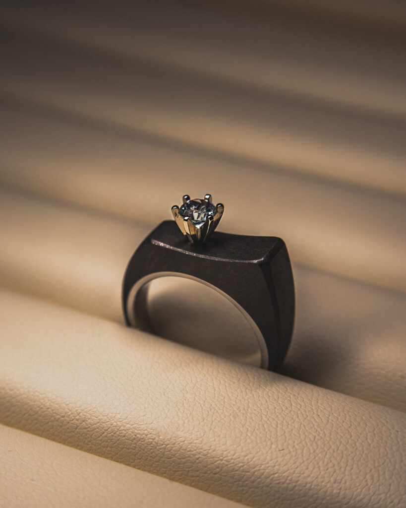 Drahý prsten ze dřeva a drahého kamene