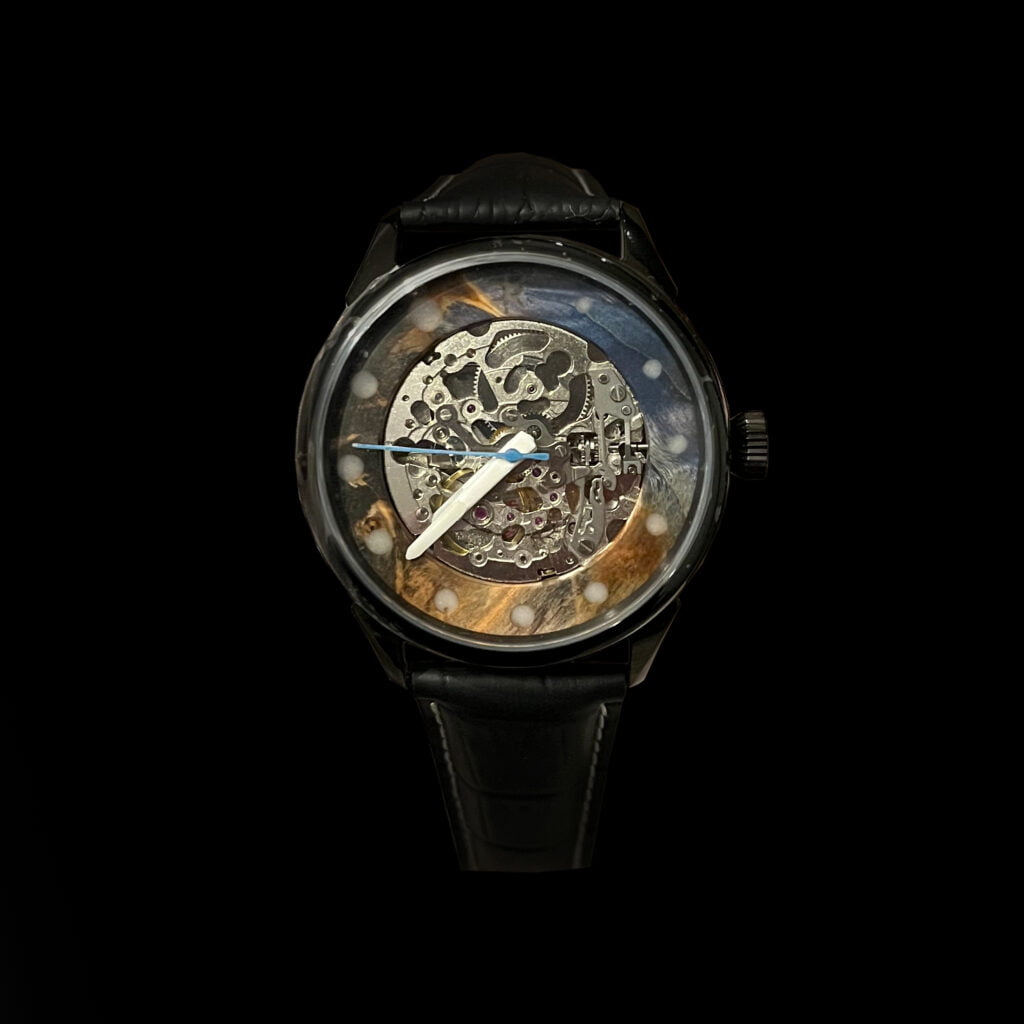 Zakázkové hodinky ze stabilizovaného dřeva