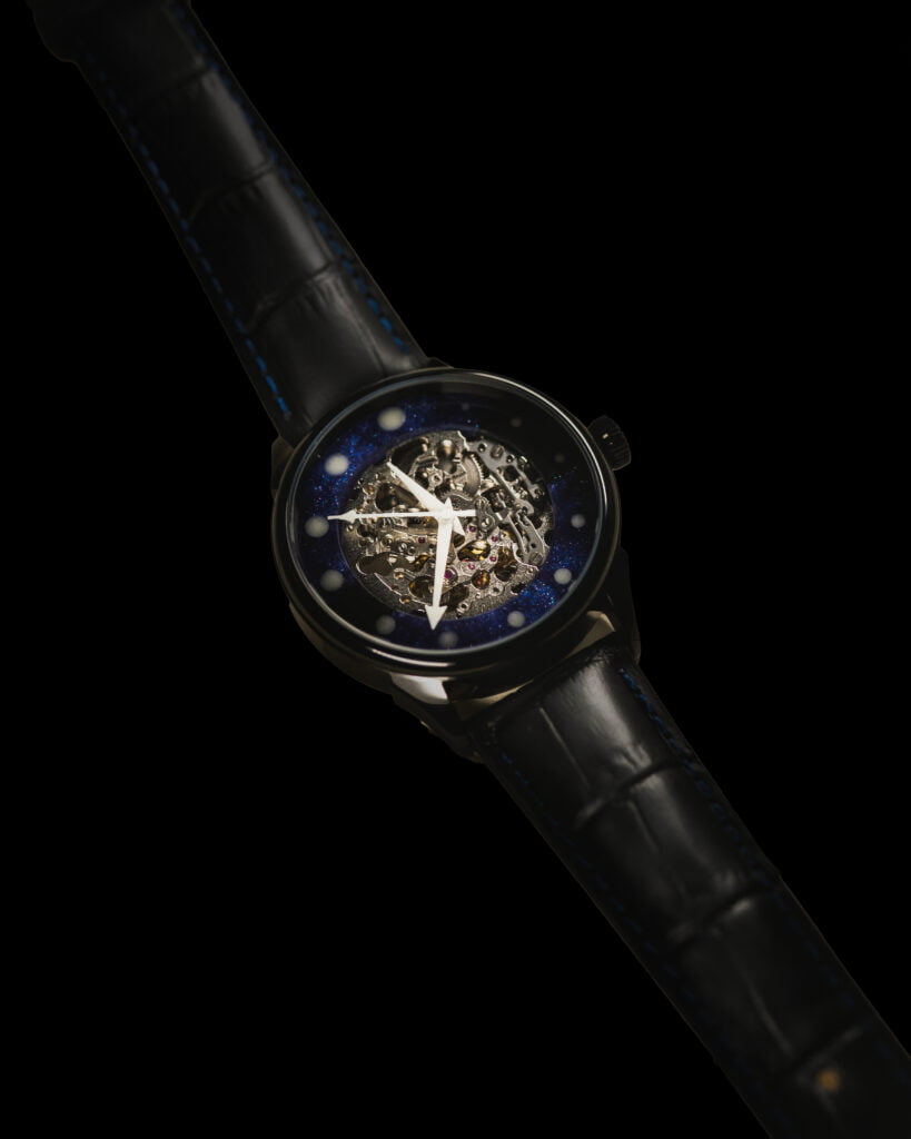Hodinky na zakázku z Ebenu a vesmírné pryskyřice