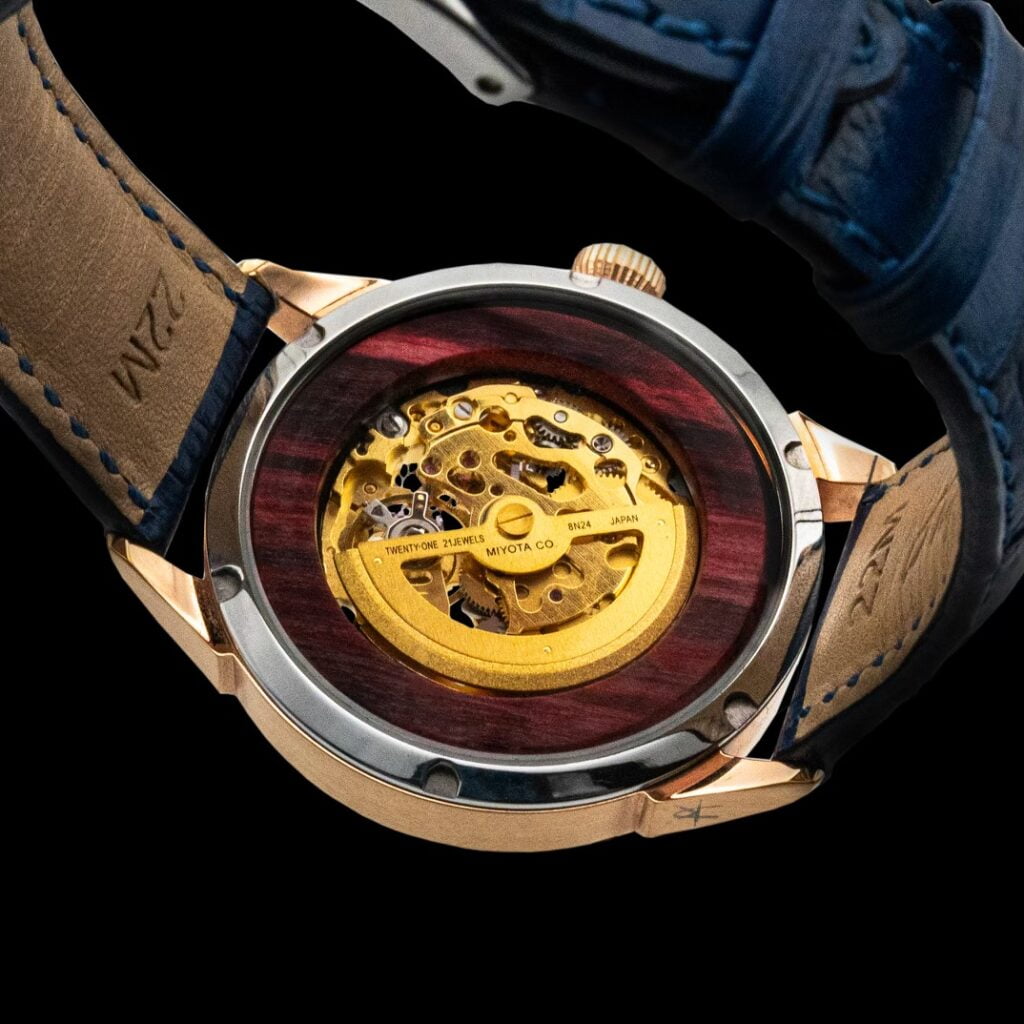 Zadní část hodinek ze stabilizovaného kaštanu prokrveného do červena